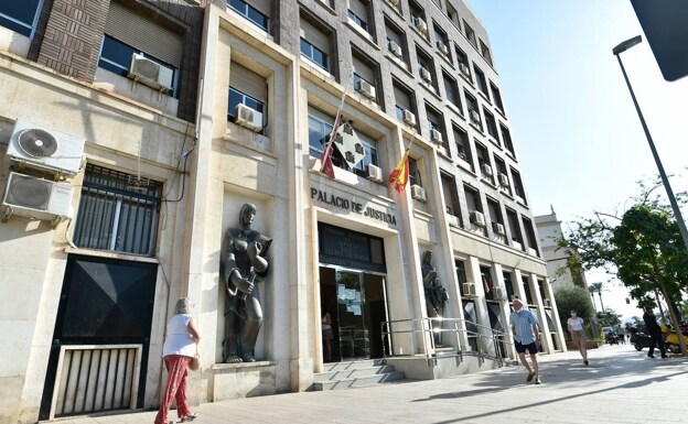 Citizens walk in front of the Palace of Justice of Murcia, headquarters of the TSJ. 
