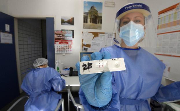 A health worker from the Carmen de Murcia health center shows a positive test for coronavirus, this Tuesday.