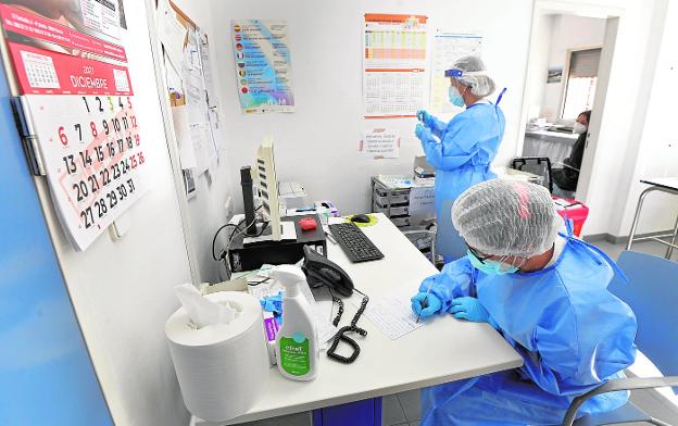 Two nurses prepare the antigen tests at the health center facilities in the Carmen neighborhood, in Murcia, yesterday. 