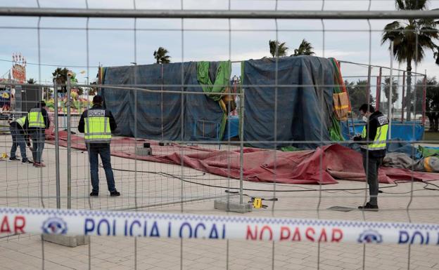 The Scientific Police inspect the inflatable that caused the death of a minor in Valencia. 