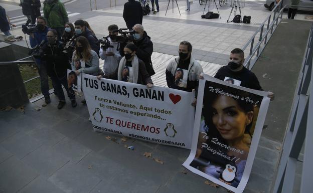 Relatives of Sara Gómez, this Wednesday, in front of the Cartagena Palace of Justice.