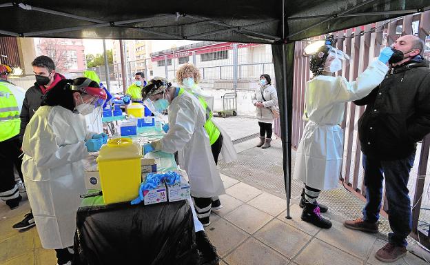 A health worker with individual protection equipment tests a citizen for antigens at the San Andrés health center. 