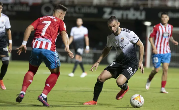 The Uruguayan Gastón Silva tries to dribble past David Mayoral, in the match against Lugo. 