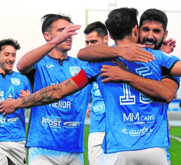 The Mar Menor players hug Molinero after the goal. 