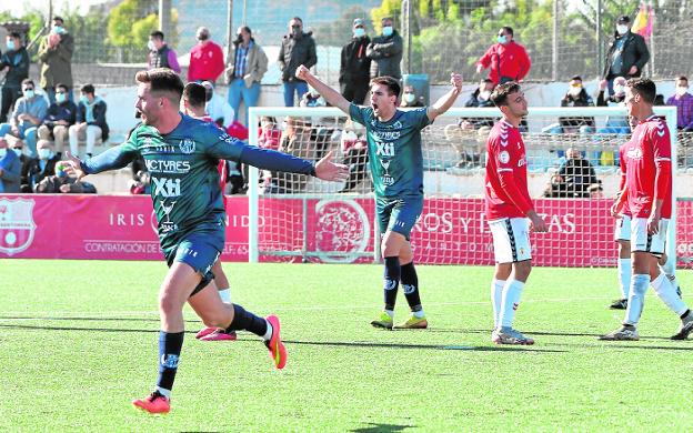 Manu Costa celebrates the goal that yesterday gave Yeclano victory in Santomera. 