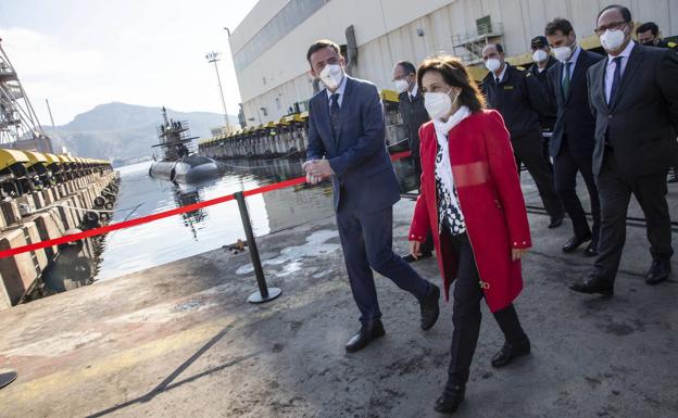 The Defense Minister, Margarita Robles, during her visit to the Navantia shipyard.