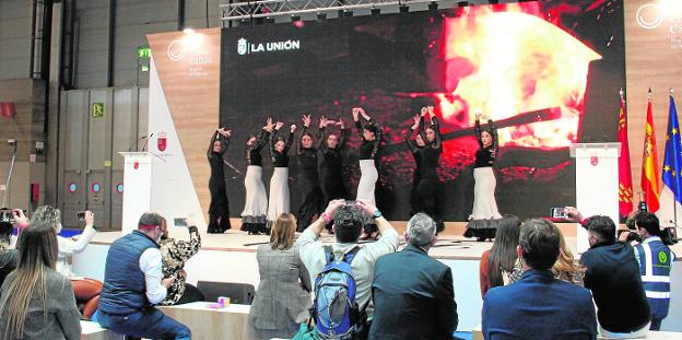 The students of the Artedanza de La Unión academy, during their performance, yesterday, at Fitur. 