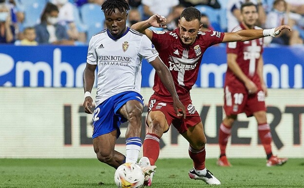 Pablo Clavería tries to steal the ball from James Igbekeme, Zaragoza's Nigerian midfielder, in the match at La Romareda. 