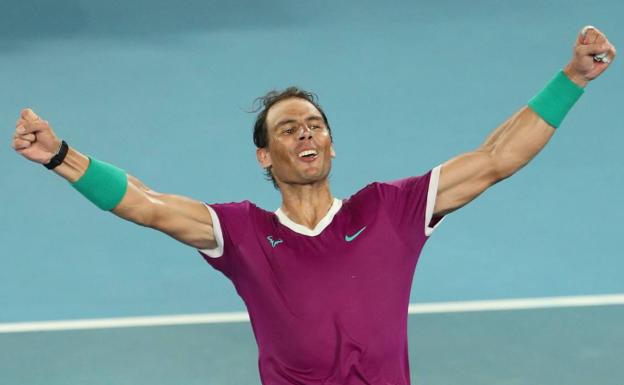 Rafael Nadal celebrates his triumph in Melbourne, on January 31.