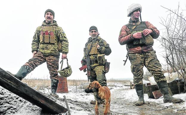 Members of the Ukrainian Army, in the vicinity of Pisky, a resort now converted into a ghost town.
