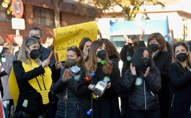 Teachers from the Virgen de la Vega de Cobatillas Early Childhood and Primary Education Center protest with parents on Monday morning. 