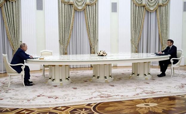 The meeting is being cordial, with the two leaders sitting at a table more than five meters long to avoid contagion.