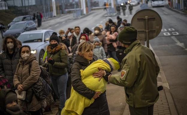 Migratory flow.  Dozens of families from Ukraine queue at the border with Slovakia to flee the Russian military offensive.