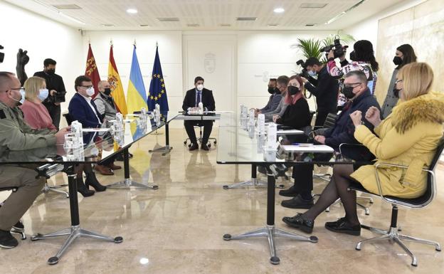 The president of the Region of Murcia, Fernando López Miras, meets with representatives of Ukrainian associations.