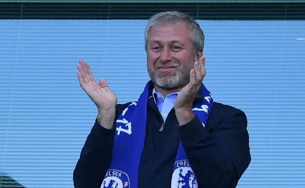 Russian tycoon Roman Abramovich with the Chelsea scarf. 