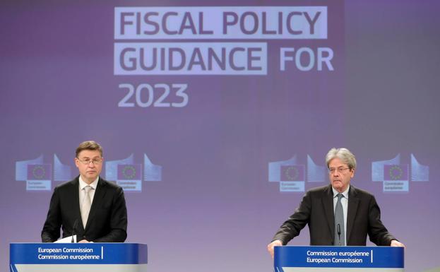 Valdis Dombrovskis, Executive Vice President of the European Commission for the Economy that works for people and the Commissioner for the Economy, Paolo Gentiloni. 