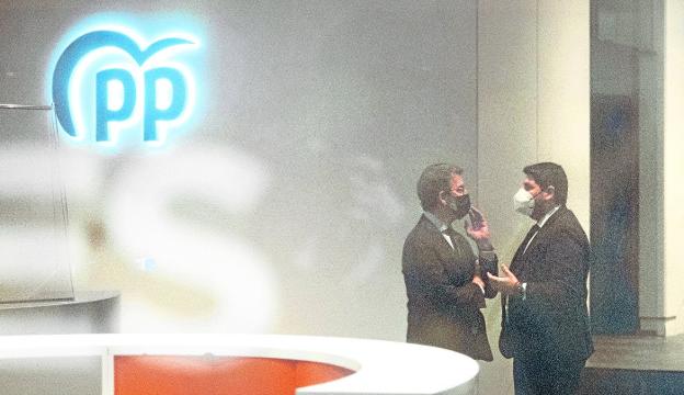 Feijóo and López Miras talk at the PP headquarters, on Génova Street, after a meeting on February 23. 