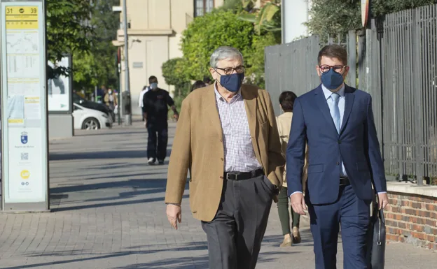 Manuel Hurtado, on the left, arriving at the Provincial Court with his lawyer, in a file photo. 
