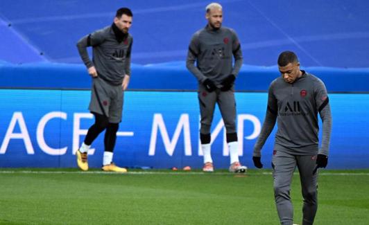 Mbappé exercises at the Santiago Bernabéu, with Messi and Neymar in the background. 