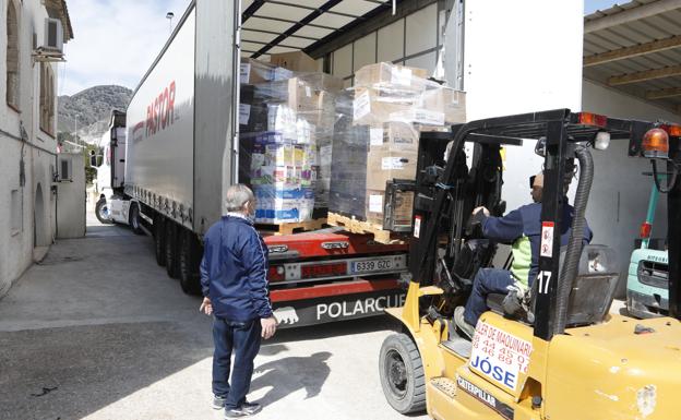 Loading of the truck with humanitarian aid that will travel to Ukraine. 