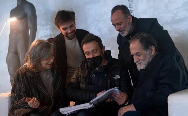 The director Salvador Calvo together with Javier Gutiérrez, Petra Martínez, Carlos Cuevas and Ramón Barea.