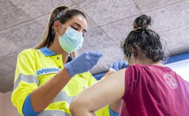 A health worker vaccinates a young woman in Murcia, in a file image.
