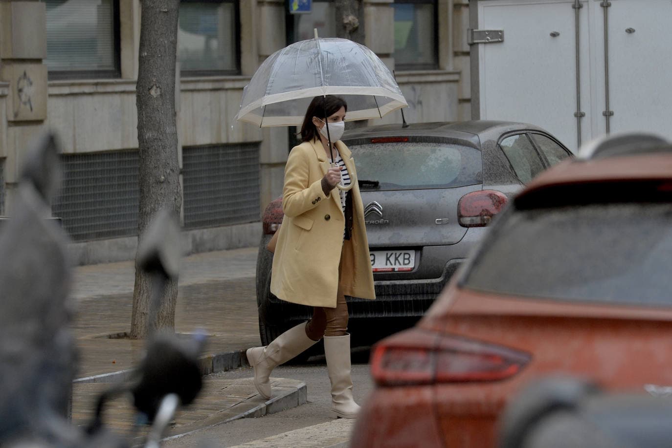 A woman protects herself from the rain in Murcia, this Wednesday.