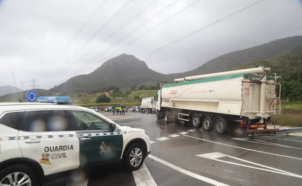 A convoy of trucks passes through the area of ​​the pickets in the direction of Escombreras. 