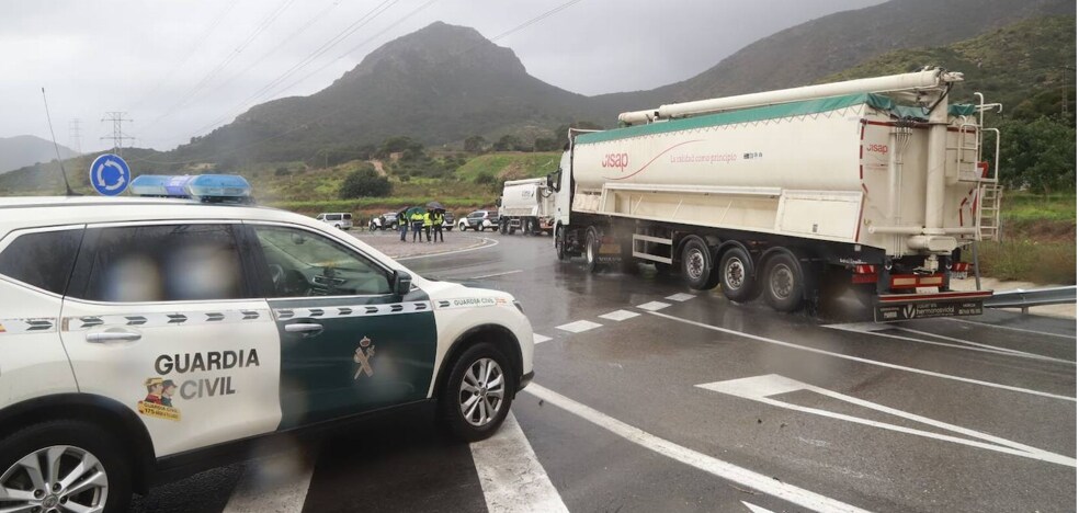 The Civil Guard facilitates the passage of trucks with little pressure Escombreras pickets
