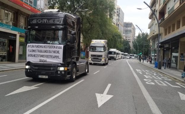 A caravan of trucks circulates this Saturday through the center of Murcia. 