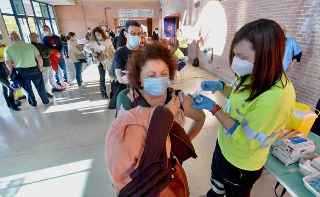 A health worker vaccinates a woman in Murcia, in a file image.
