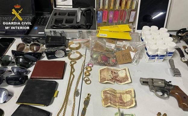 Part of the material seized by the Civil Guard.
