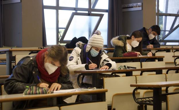 UMU students take the exams with their coats on to combat the cold in a file image. 