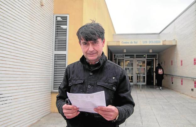 José Solano, with his diagnosis and treatment report, in front of the main door of the Los Dolores health center. 