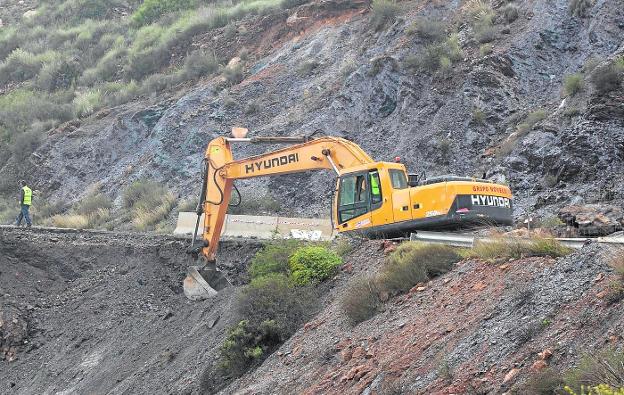 An excavating machine works last Thursday on the Cedaceros highway, whose retaining wall collapsed due to the rains. 