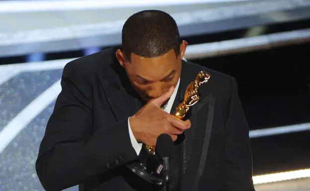 Will Smith, with the statuette won at the Oscars.
