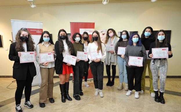 Students who have received the delivery of the Piedad de la Cierva scholarships. 