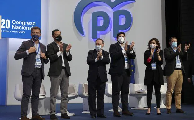 López Miras, together with Núñez Feijóo and other PP leaders, at the state conclave in Seville.