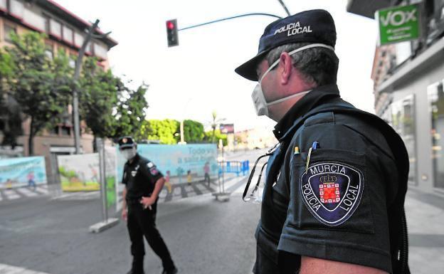 Two agents of the Local Police of Murcia, in a file image.