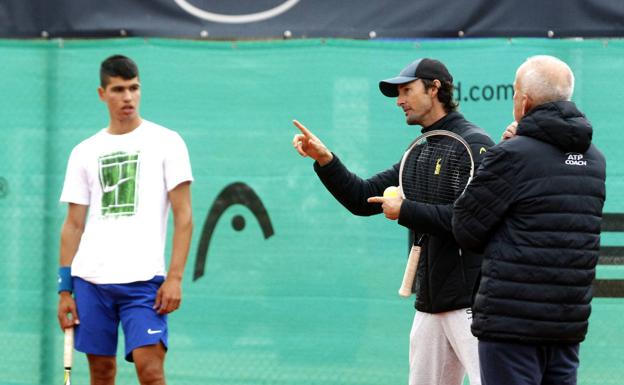 Carlos Alcaraz, together with his coach, Juan Carlos Ferrero, during training in Villena, in a file image.