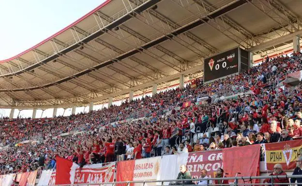 Real Murcia fans in a match at the Enrique Roca, in a file image.