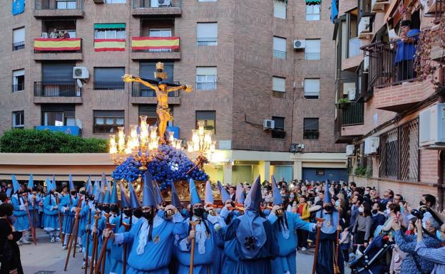 The procession of the Cristo del Amparo went out through the streets of Murcia after two years.