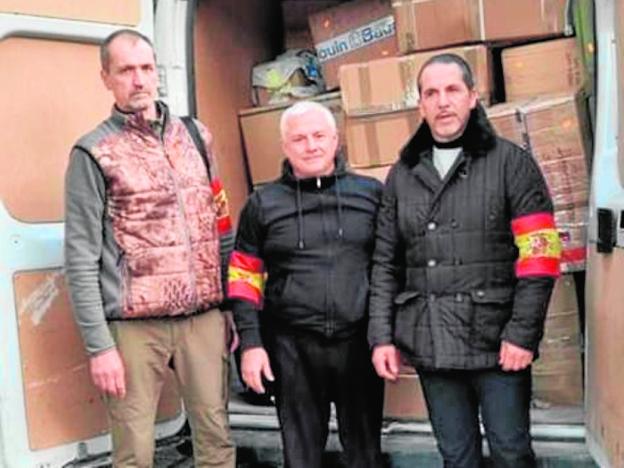 The Ukrainians Igor and Oleg, together with the Murcian businessman Salvador Pons with the material they transported to Ukraine.