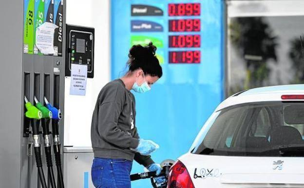 A woman pours gasoline in Murcia, in a file image.