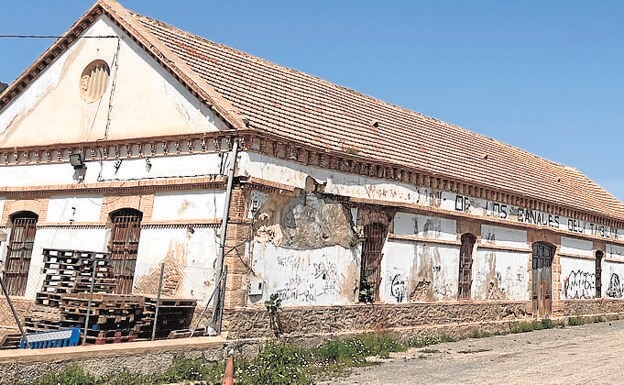 The old warehouse of the Taibilla Channels to which the City Council now seeks to give a new use. 