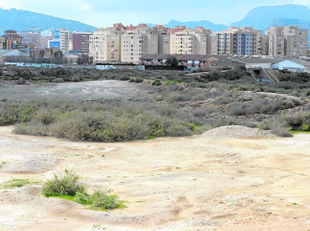 View of the contaminated land in El Hondón, with the neighborhoods of San Ginés and the Estación Sector in the background.  The image is from the archive. 