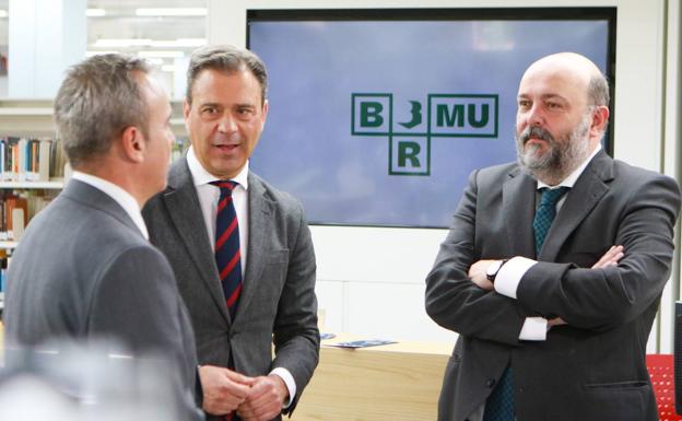 The Minister of the Presidency, Tourism, Culture and Sports, Marcos Ortuño, together with the General Director of Cultural Heritage, Pablo Braquehais, and the Director of the Regional Library, Juan José Lara.