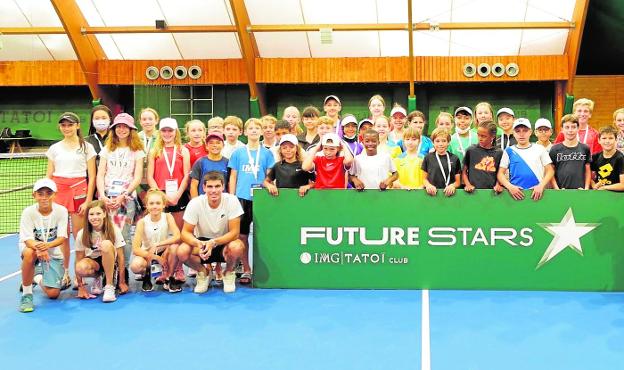 Carlos Alcaraz, yesterday in Athens with the participants in the IMG Future Stars Invitational Tournament, a tournament that the Murcian sponsored along with the Polish Hubert Hurkacz. 