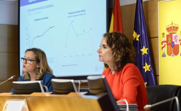 Ministers Calviño and Montero during the presentation of the new macroeconomic table.