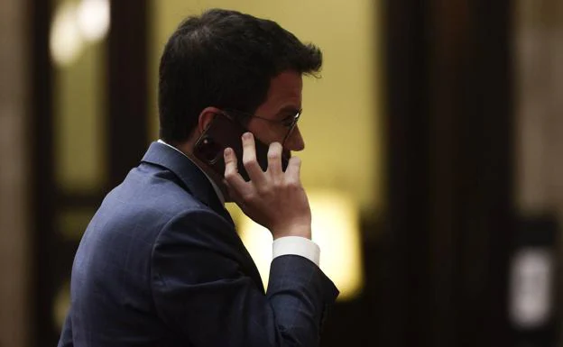 The president of the Generalitat, Pere Aragonès, talking on the phone. 